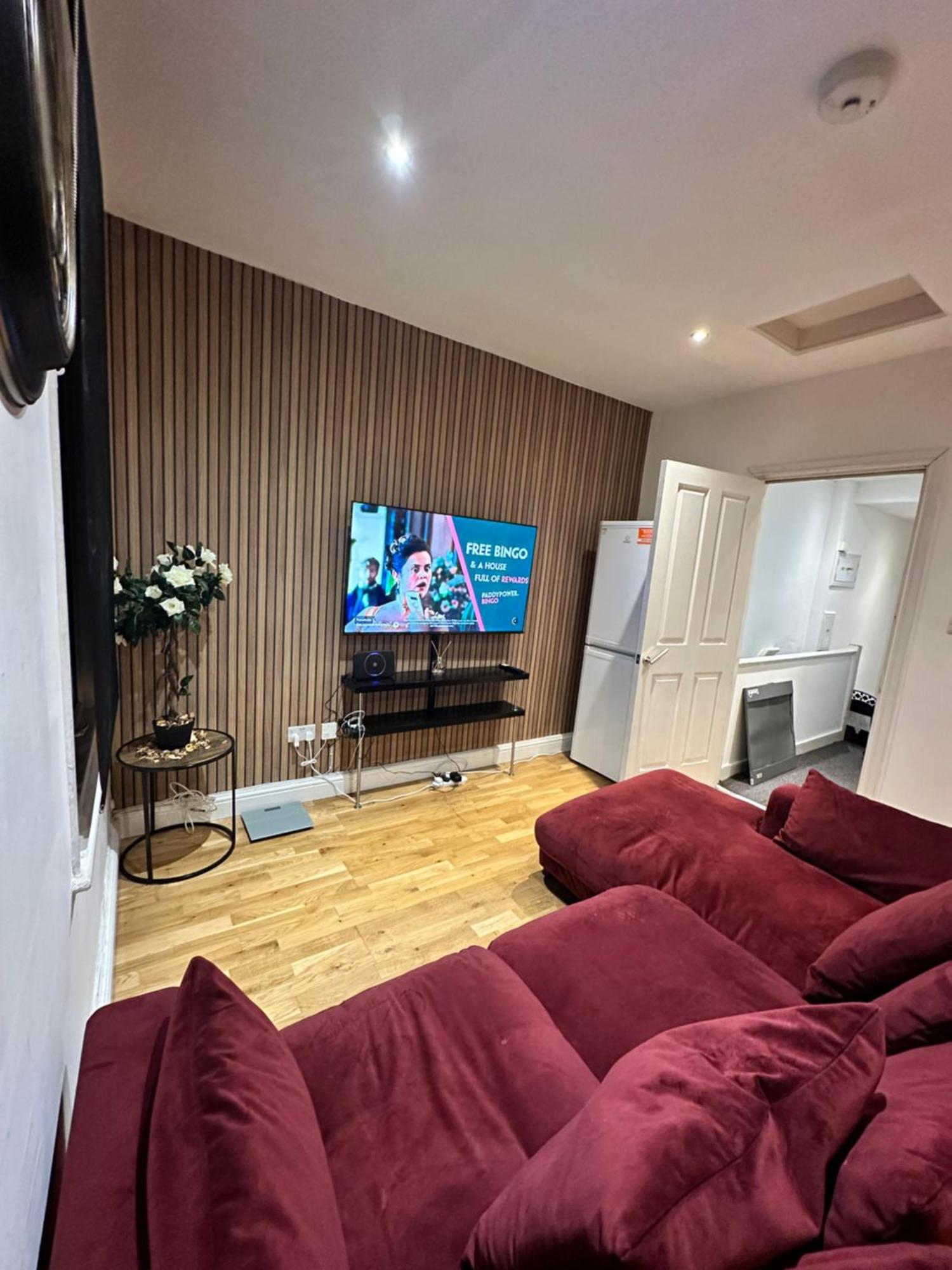 Appartamento 2 Bed Away From Tooting Londra