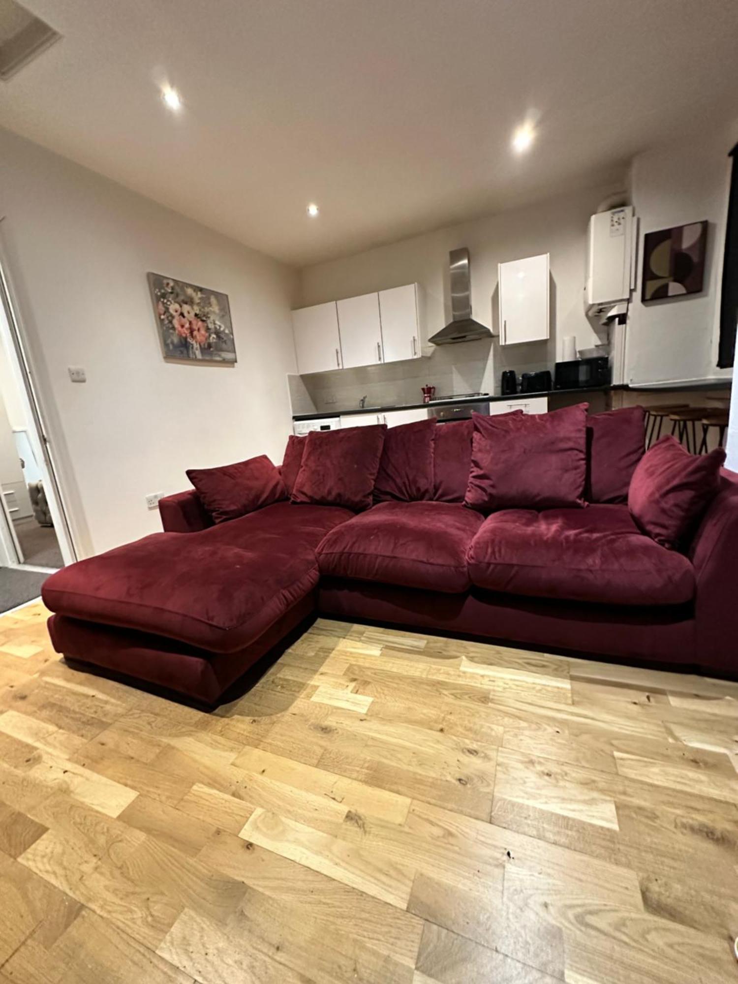 2 Bed Away From Tooting Londra