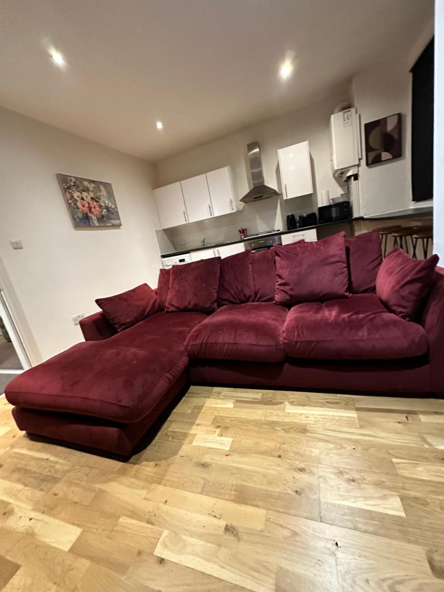2 Bed Away From Tooting Londra